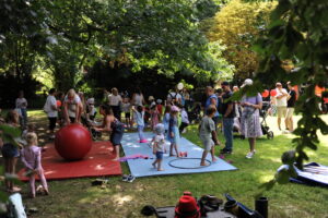 HammerSommerfest25_1 Kinder spielen auf einer Wiese